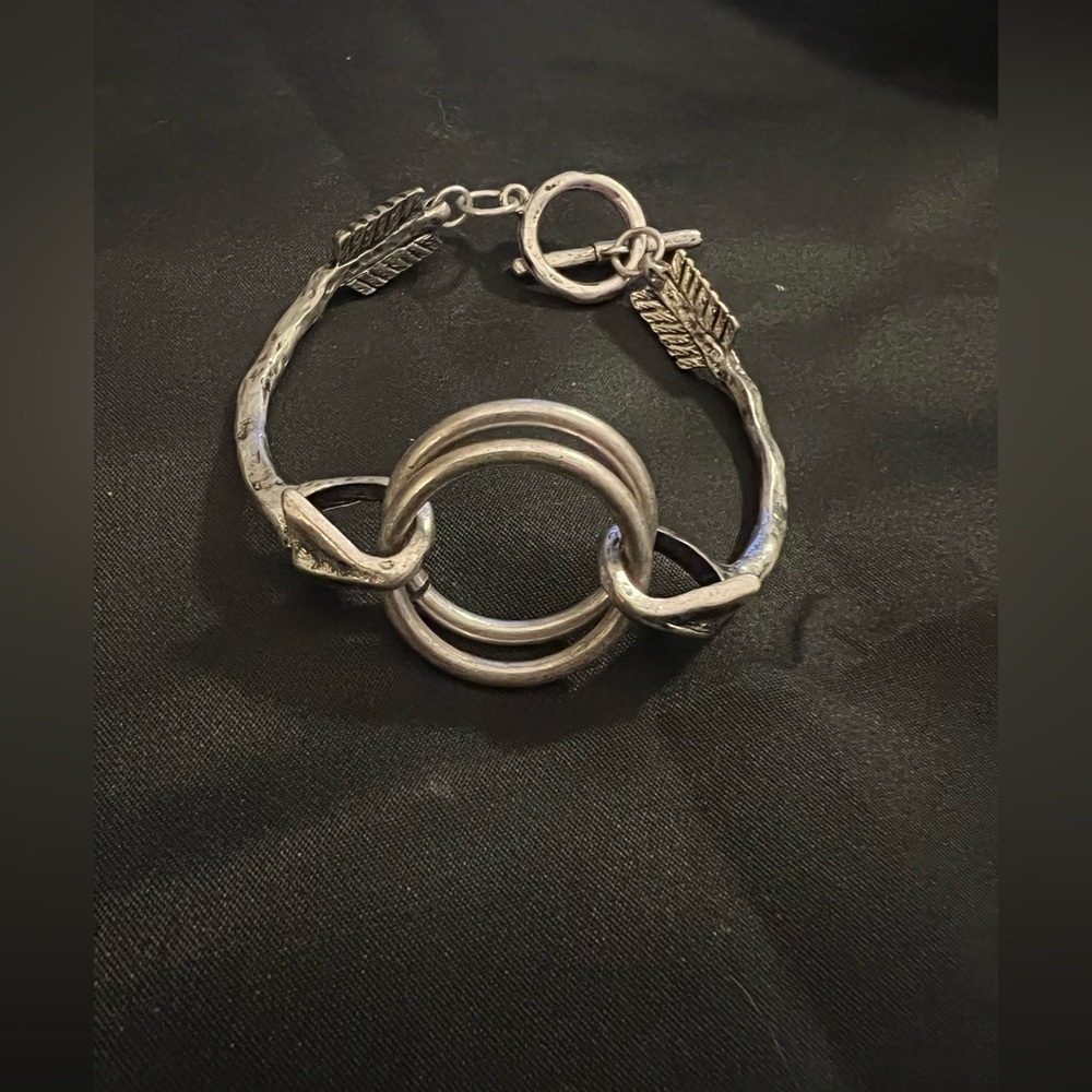 Silver hammered Arrow Bracelet toggle close